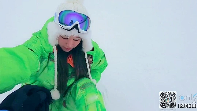 I tried exposed snowboarding at the ski resort. On the slopes, creampie sex while wearing ski wear.