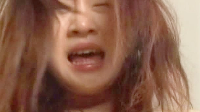 日本人のムラムラ少女が巨根でアソコをイカされる
