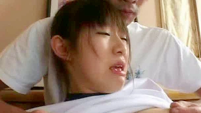 日本の女子校生がムラムラした男に乱暴に扱われる