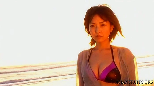 ビーチで夕日を楽しむ平田由香
