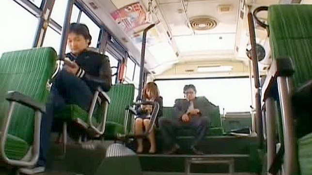 変態アジア人素人がバスの中で男をフェラチオする