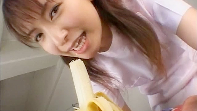 アン・ナンバ バナナを舐めるアジア系美女