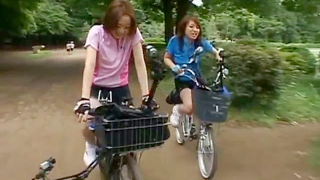 平松杏理と結城リナが自転車に乗りながらマンコを犯す