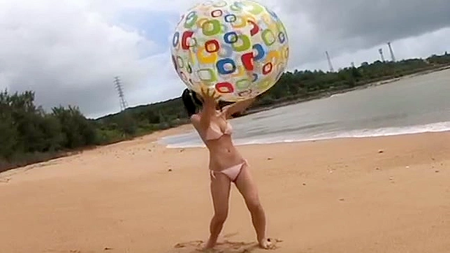 素朴な浜田由梨がビーチでボール遊びをする。