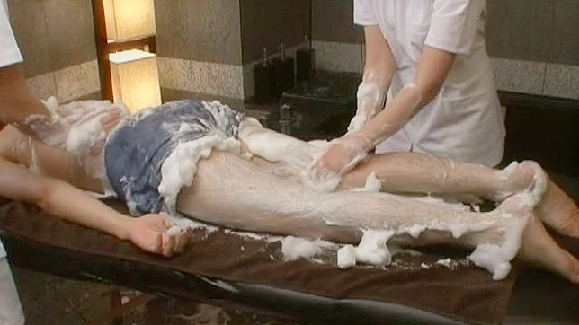 2人の看護師が、彼の要求に応じて男の尻に石鹸を塗る