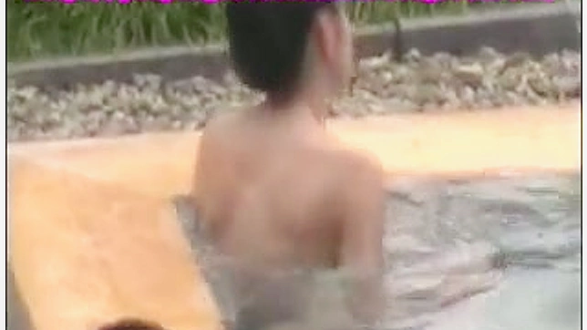 全裸のセクシーな日本人女性がL字で泳いでいる。