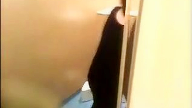 黒いドレスの日本女性がトイレで用を足している