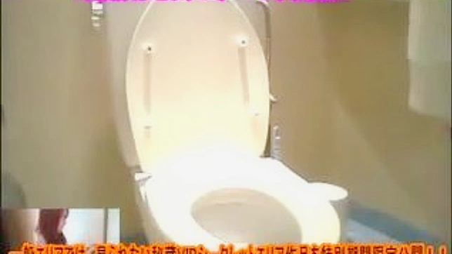 勝ち気でセクシーな日本人の女性がトイレにいる