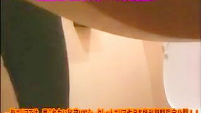 セクシーでキュートな日本人の女性がトイレで用を足す