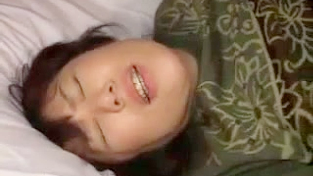 y japanese  wants her bf to masturbate her cunt