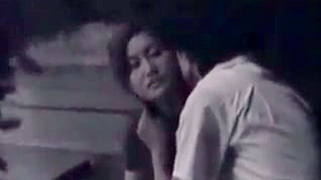 美しくセクシーな日本人の女性が、屋外で恋人とキスをしている。