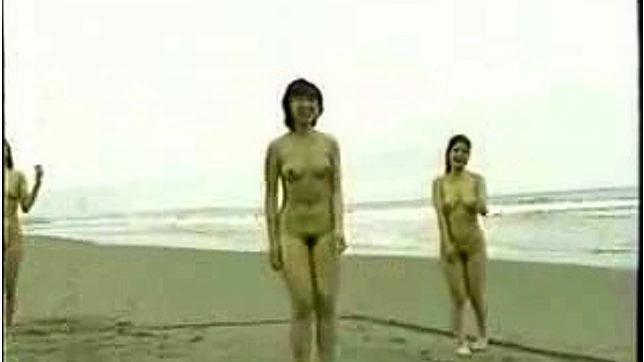 毛深いマンコのかわいい日本人女性が屋外で遊んでいる