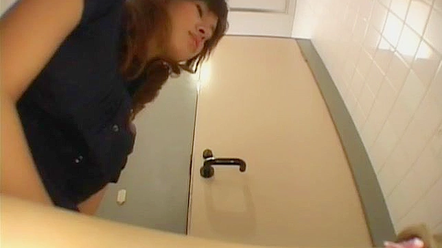 日本のアイドルが排尿中に不気味なファックをして迷惑をかける