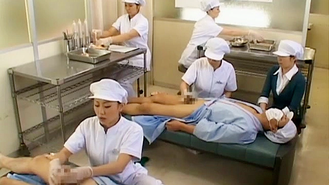 手コキ工場で働く従業員たちが、男性をイカせる練習をしている。