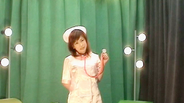 黒いブラジャーを身に着けた熟練した愛らしい看護師が、アソコを見せている。