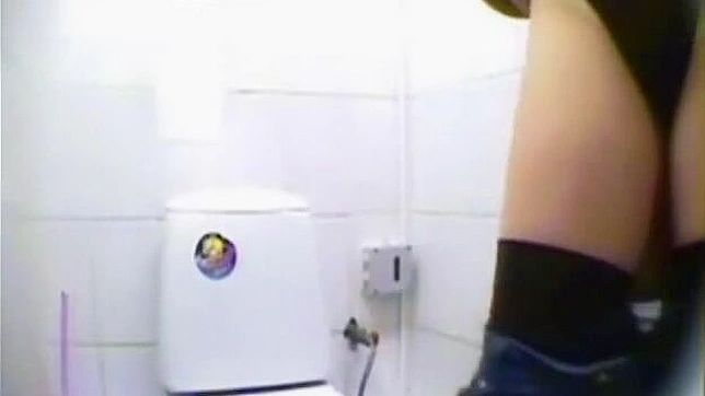 ゴージャスでセクシーな歌姫が室内でトイレにこもっている。