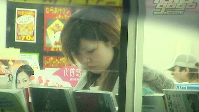 アップスカートのセクシーな日本人女性がパンティーを見せている。