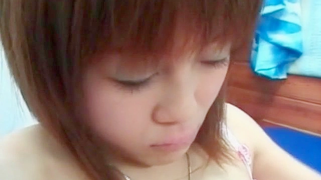 セックスを切望するアジアの赤毛がおっぱいとマンコを見せる 動画3