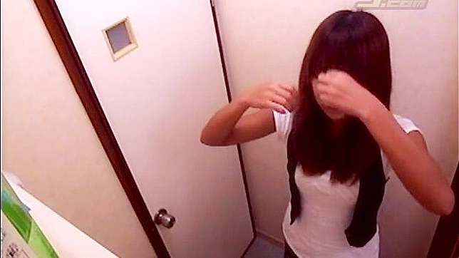 恥じらいのない小柄な日本人モデルがトイレで用を足す