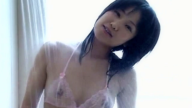 黒髪の日本人ティーンが屋外でシャワーを浴びている。