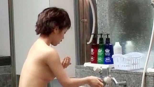小柄でセクシーな日本人女性がシャワーを浴びている。