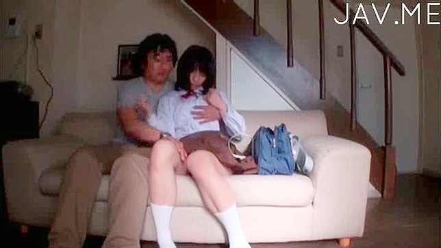 ハンサムでキュートな日本のティーンが、私生児にキスをしている。