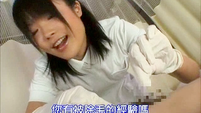 白いユニフォームを着た日本人看護師が手コキをしている。