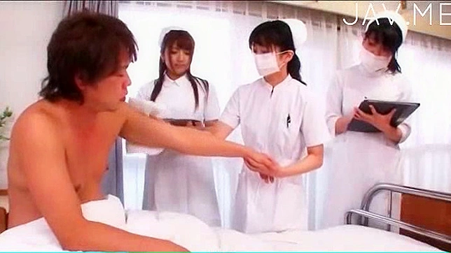 赤毛とストレートの日本人看護師が素晴らしいセックスをしている