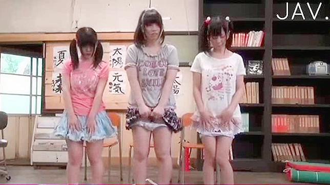 殺伐とした可愛い日本の女性たちが室内で乱交パーティーをしている。