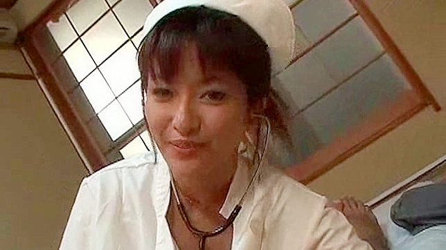 キュートな笑顔の美人日本人看護師が勃起をしゃぶる