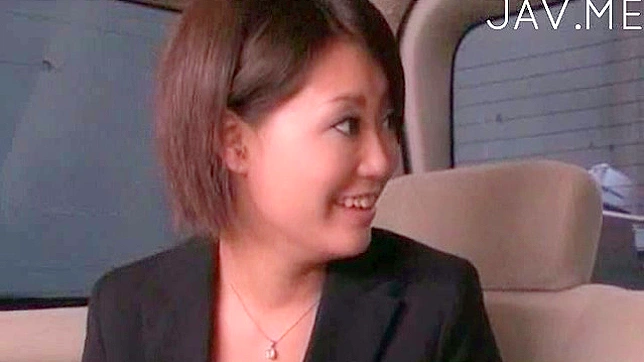 ムラムラした細い日本人のティーンが車の中でフェラチオをしている。