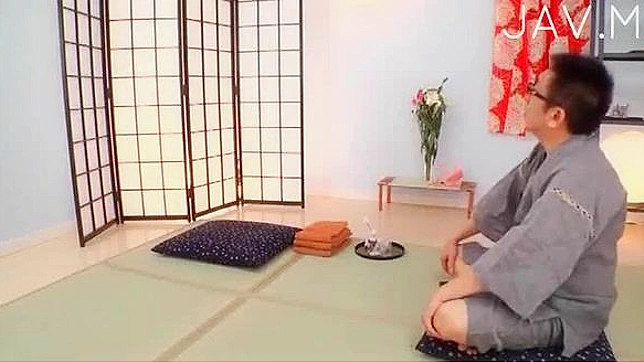 着物姿の信じられないような日本のティーンが陰茎をしゃぶっている。