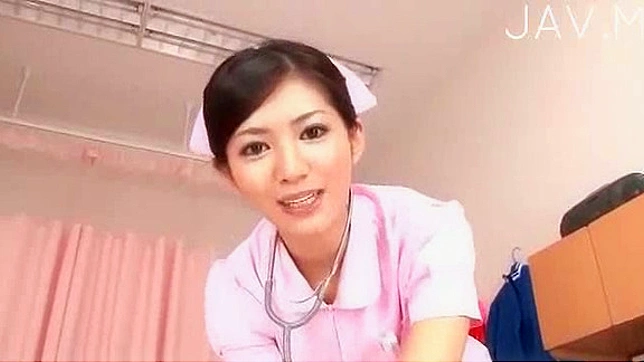 眼鏡をかけた日本人看護師がフェラチオをする。