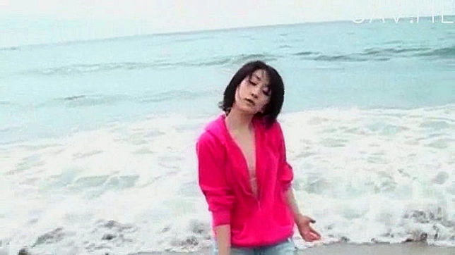 ビキニ姿のセクシーな日本人ソロ・ティーンがビーチを歩いている。