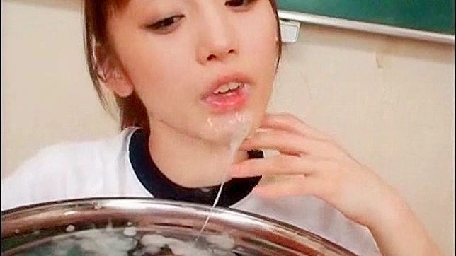 セクシーな女子校生が皿に盛られたザーメンを大量に食べる
