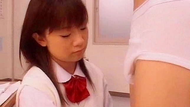 若い日本人学生が素人教師に手コキされている。