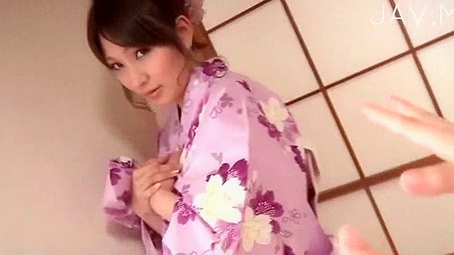 着物姿の淫らでキュートな日本人の女の子がおっぱいを見せている。