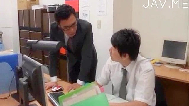 実習生はオフィスで誘惑され、イクまで指を入れられる。