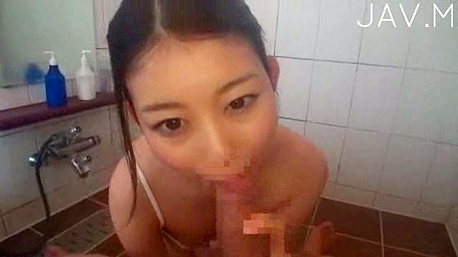 日本人のティーンがシャワーを浴びながらボーイフレンドをフェラチオする