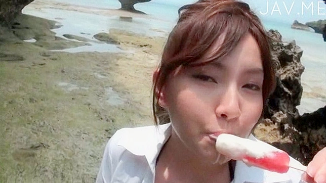 ゴージャスでキュートな日本人女性が屋外でアイスクリームを食べている。
