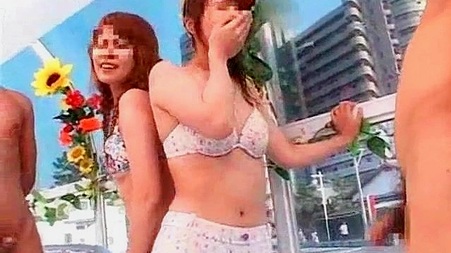恥ずかしがり屋の日本人女性たちが、屋外でお金を稼ぐために缶を見せる。