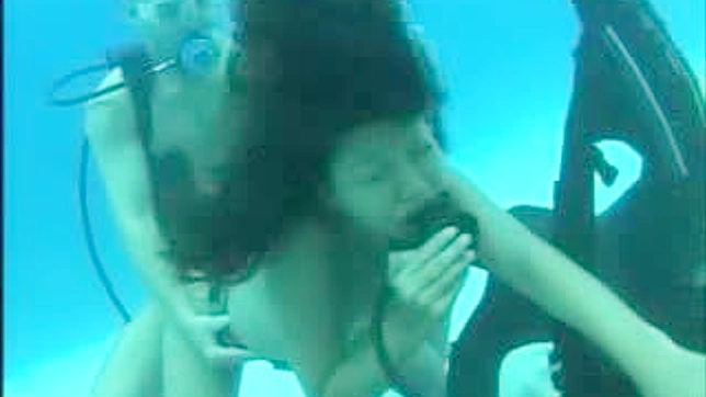 セクシーな美女が水中でアジアのタイトなマンコを叩かれる