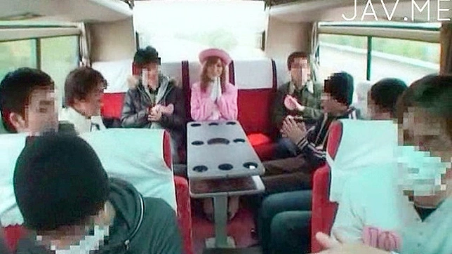 可愛い日本人形がバスの中で天然おっぱいを見せている。