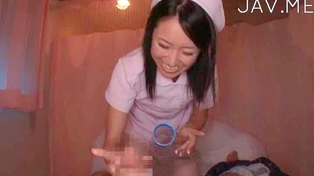 黒髪の日本人看護師が信じられない手コキをする