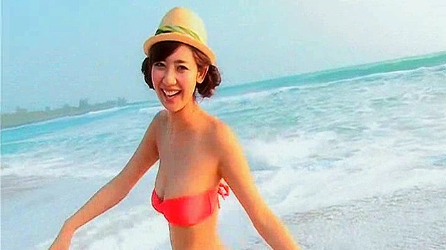 ナイス・ビキニ・ボディのキュートな美女がビーチで資産を誇示する。