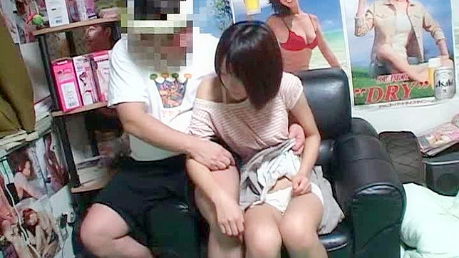ムラムラした男が日本人の若い女の締まったアソコを撫でる