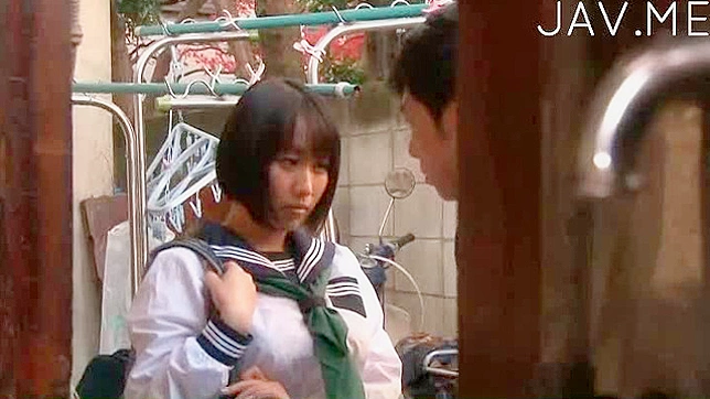 日本の女子校生が淫らなチンコを熱烈にしゃぶる