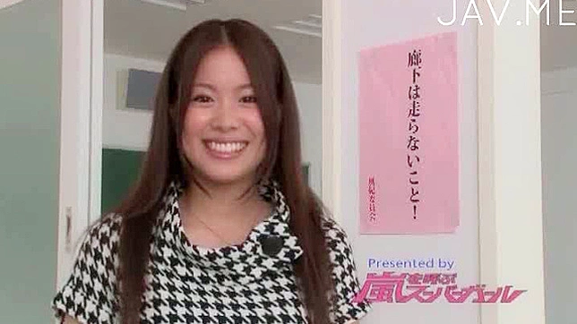 日本の女子学生が教室で淫らなセックスを体験する