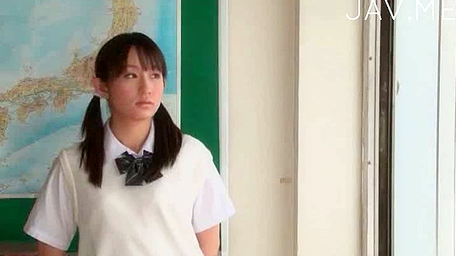 日本の女子校生が温かいジズを口に含む