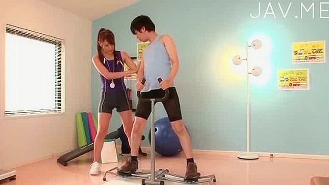 Sexy Japanese chick gives stud a horny workout session